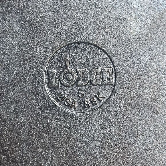 LODGE 8SK Cast Iron Skillet 10" Frying Pan Double-Handle Pour Spouts USA - Picture 5 of 7